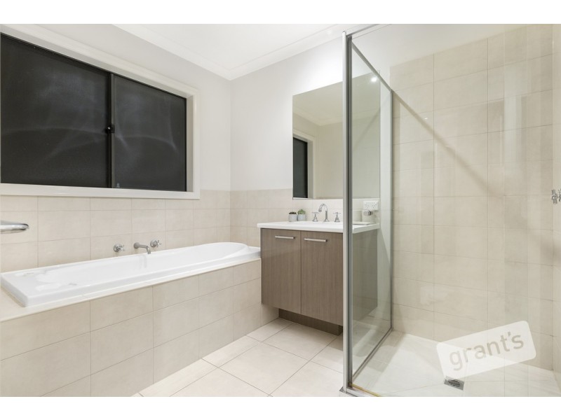 18 Frogmore Lane, Cranbourne North VIC 3977