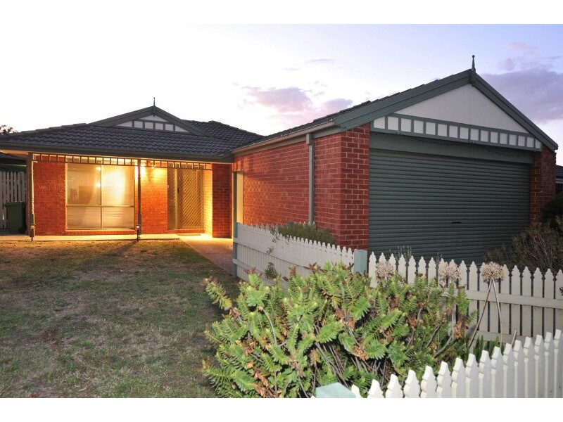 4 Claremont Glen, Berwick VIC 3806