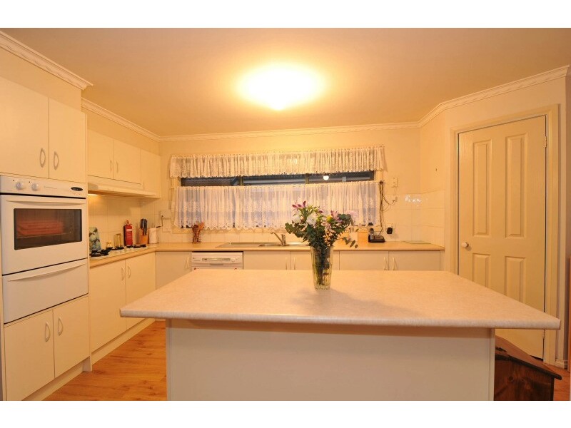 4 Claremont Glen, Berwick VIC 3806