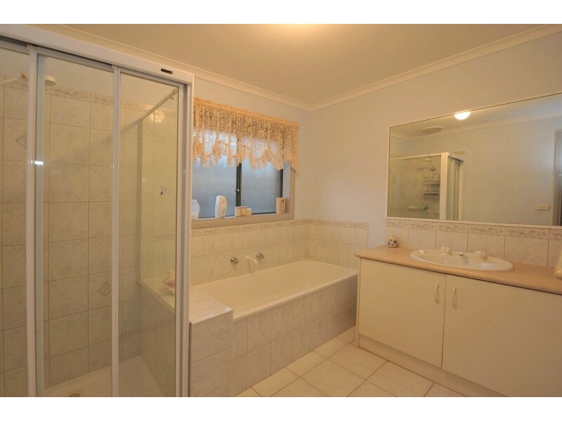 4 Claremont Glen, Berwick VIC 3806