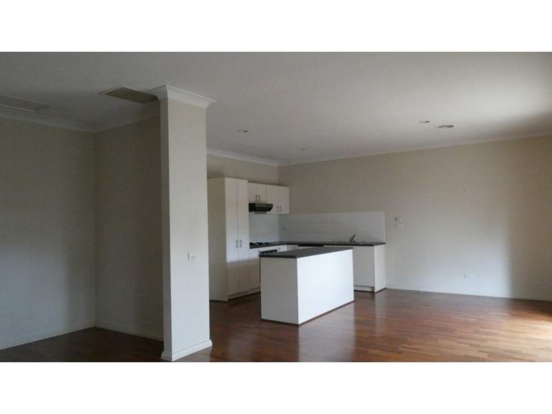 11 / 12 Grant Close, Berwick VIC 3806