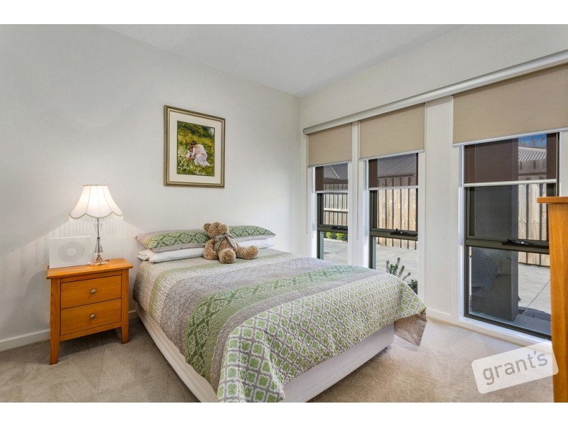 2/22 Hazeldene Court, Berwick VIC 3806