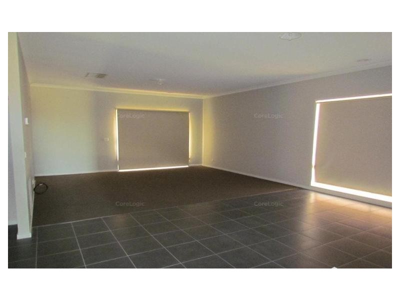 25 Maeve Crt, Clyde North VIC 3978