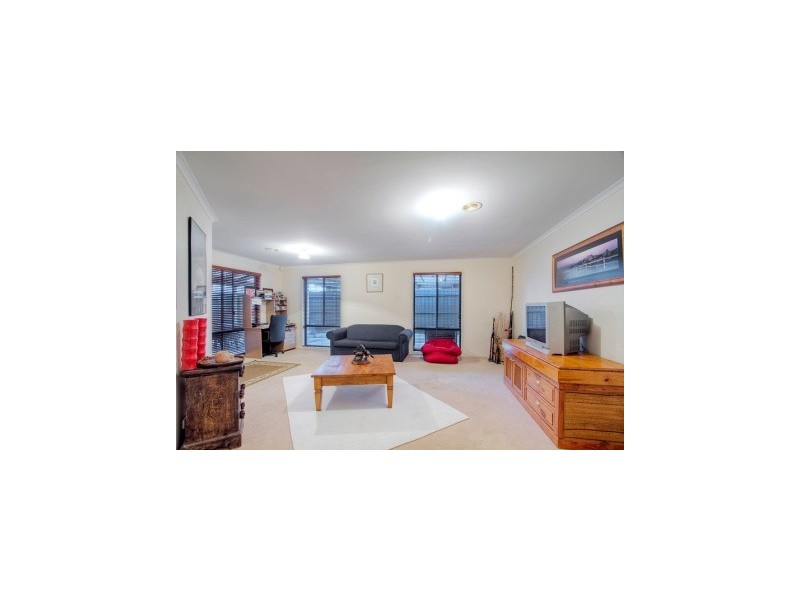 77 Jarryd Crs, Berwick VIC 3806