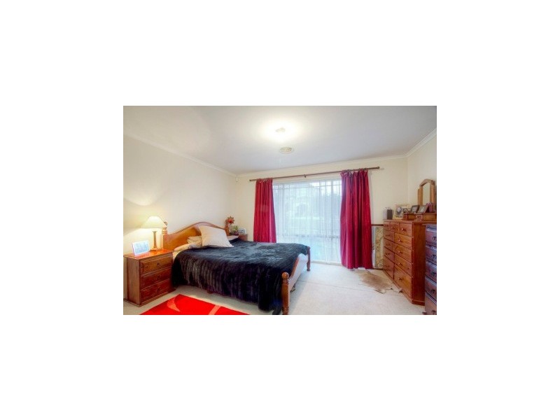 77 Jarryd Crs, Berwick VIC 3806