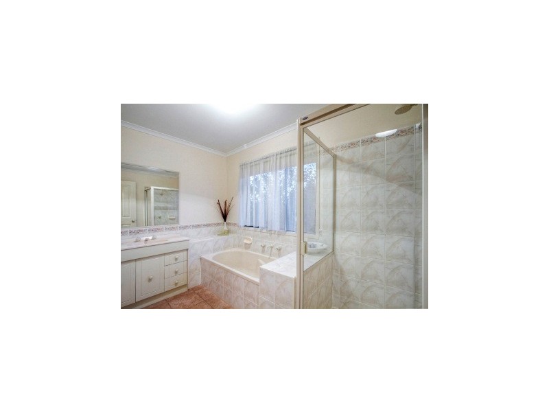 77 Jarryd Crs, Berwick VIC 3806