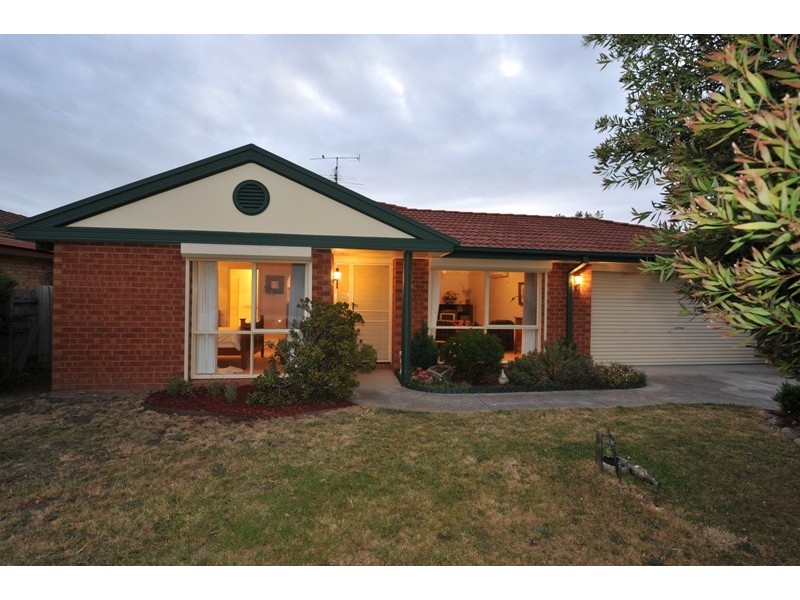 32 Sharpe Court, Berwick VIC 3806