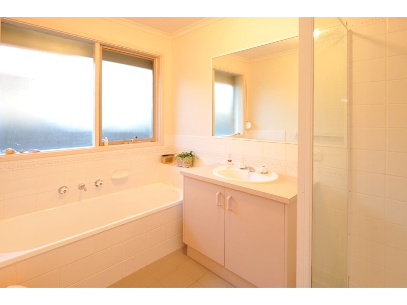 32 Sharpe Court, Berwick VIC 3806