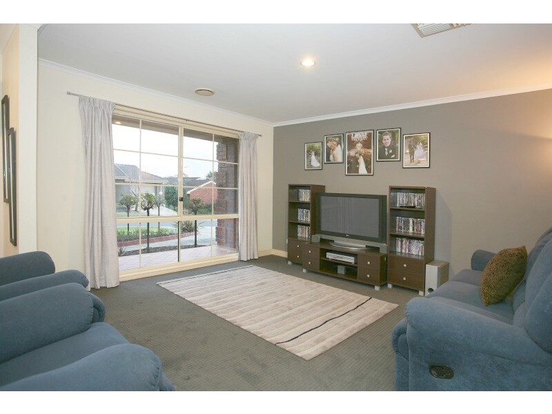 10 Ami Court, Berwick VIC 3806