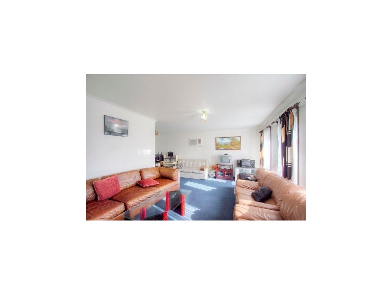 24 Collins Crs, Berwick VIC 3806