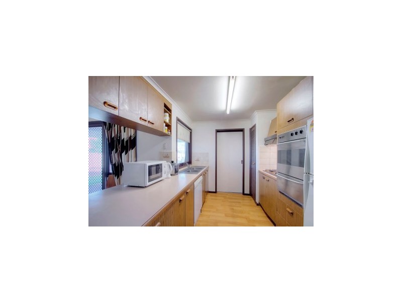 24 Collins Crs, Berwick VIC 3806