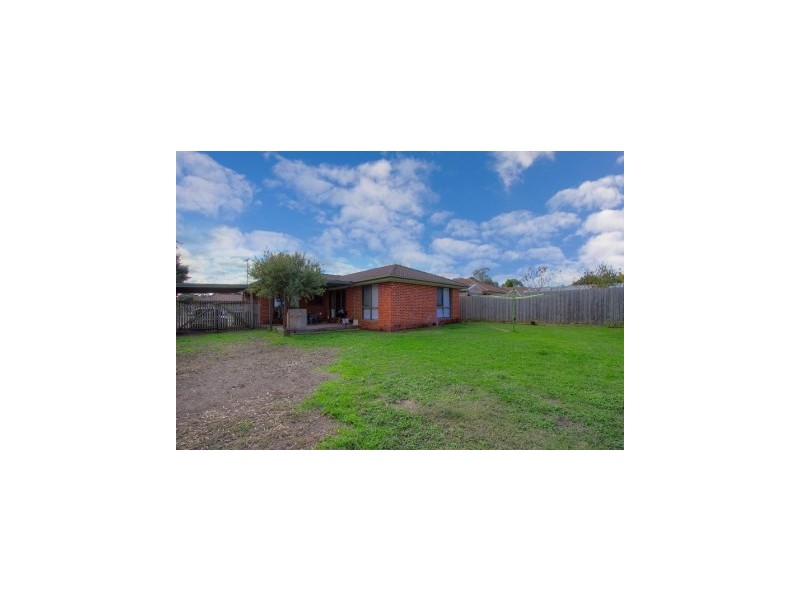 24 Collins Crs, Berwick VIC 3806