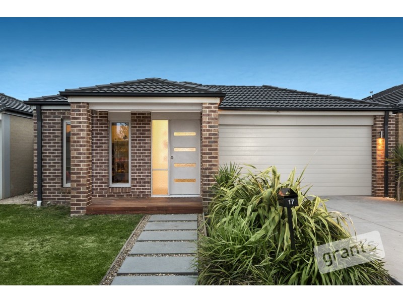 17 Scullin Street, Cranbourne East VIC 3977