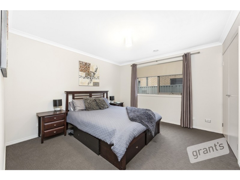 17 Scullin Street, Cranbourne East VIC 3977