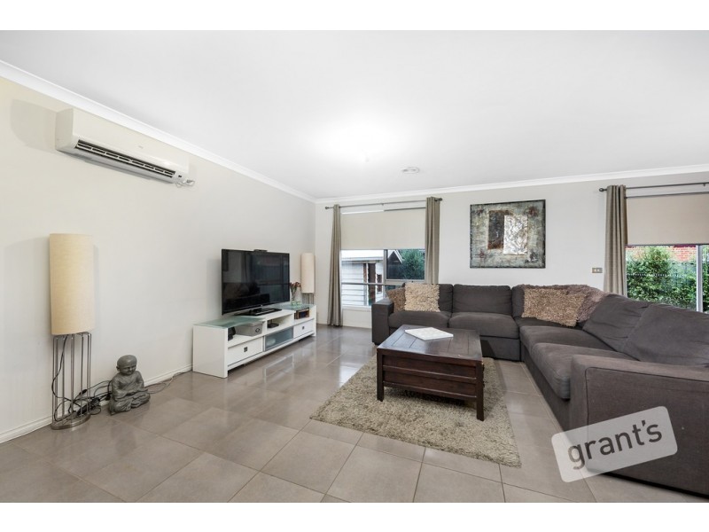 17 Scullin Street, Cranbourne East VIC 3977