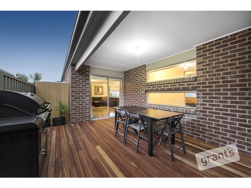 17 Scullin Street, Cranbourne East VIC 3977