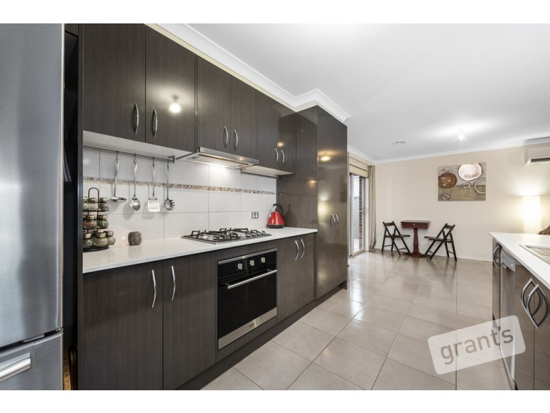 17 Scullin Street, Cranbourne East VIC 3977