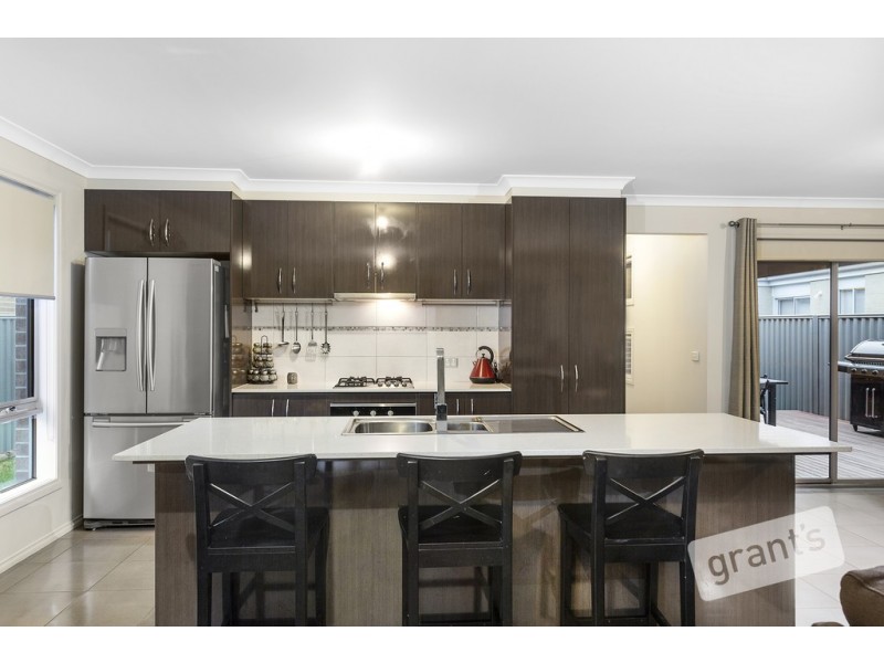 17 Scullin Street, Cranbourne East VIC 3977