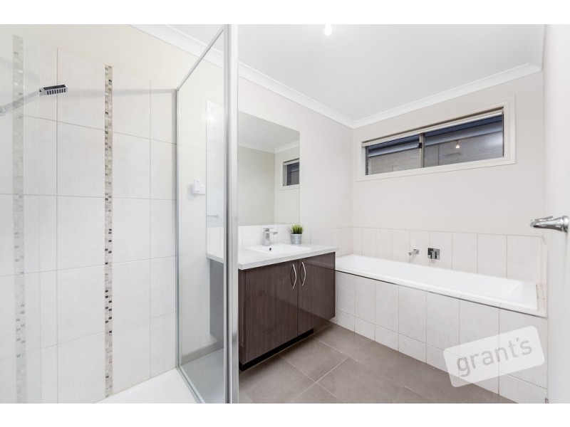 17 Scullin Street, Cranbourne East VIC 3977