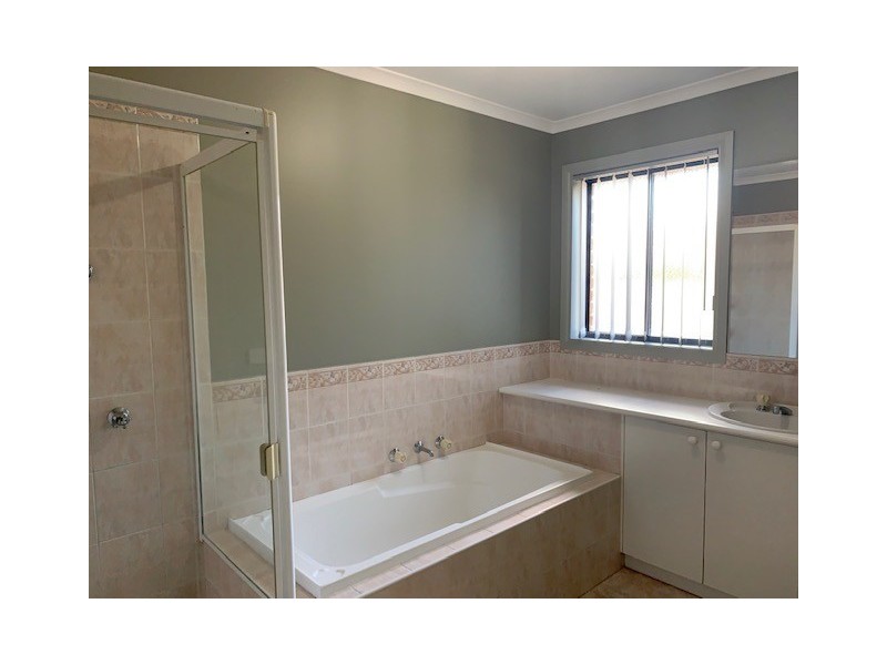 50 Earlsfield Drive, Berwick VIC 3806