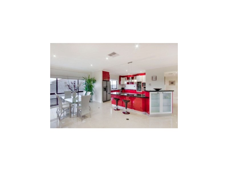 25 Highvale Crs, Berwick VIC 3806