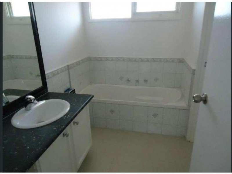 4 Bemersyde Drive, Berwick VIC 3806