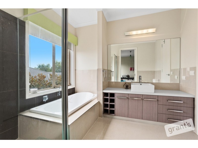 33 Viewgrand Drive, Berwick VIC 3806