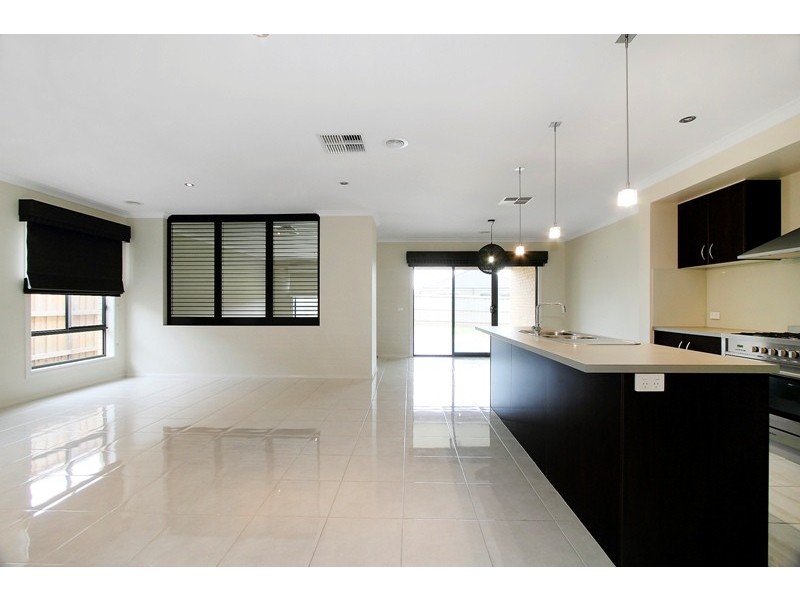 32 Flash Dan Dve, Cranbourne East VIC 3977