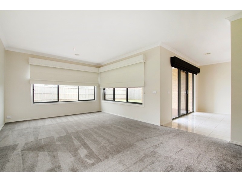 32 Flash Dan Dve, Cranbourne East VIC 3977