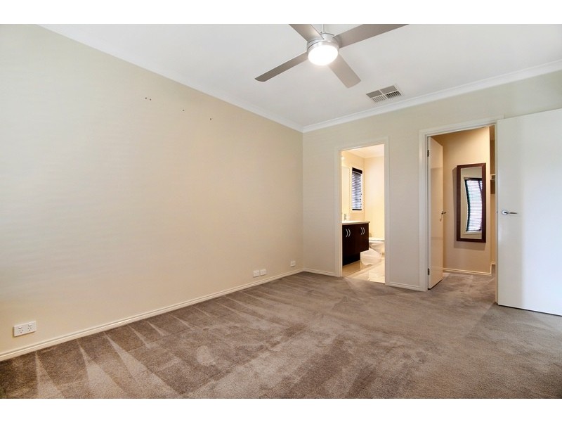 32 Flash Dan Dve, Cranbourne East VIC 3977