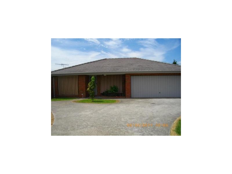 60 Racecourse Rd, Pakenham VIC 3810