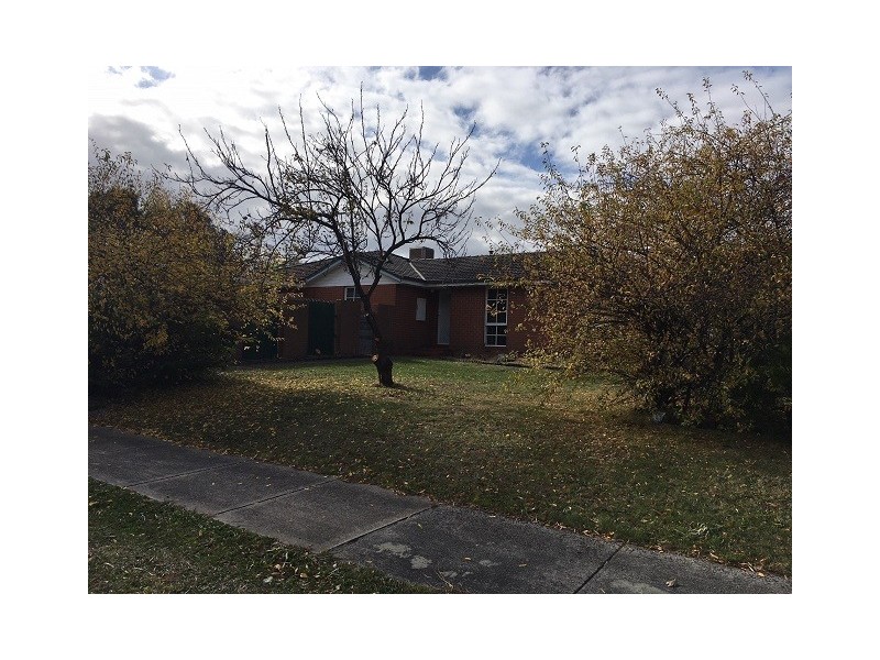 9 Greenlaw Crescent, Berwick VIC 3806