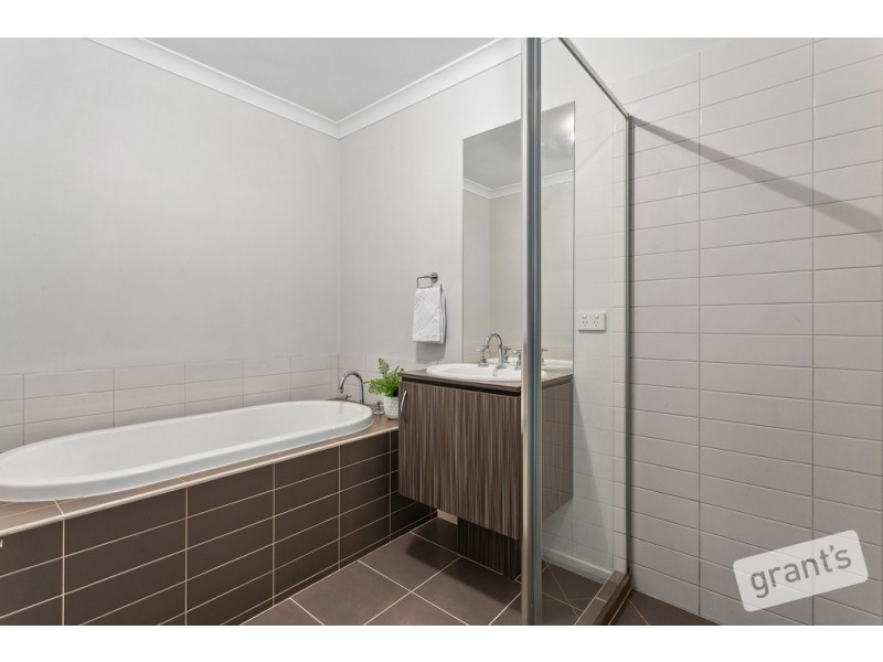 36 Yammerbook Way, Cranbourne East VIC 3977