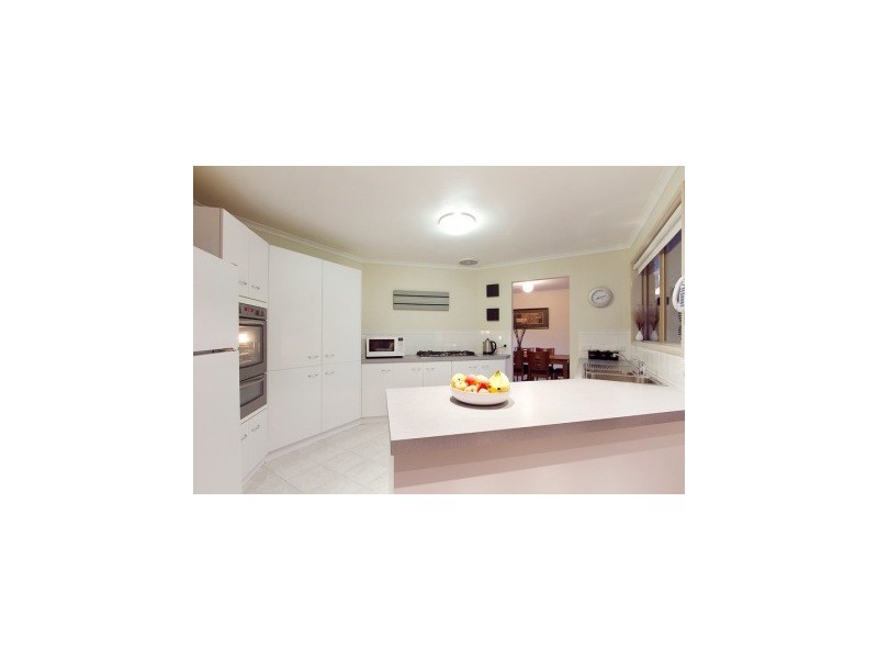 13 Willunga Crt, Berwick VIC 3806