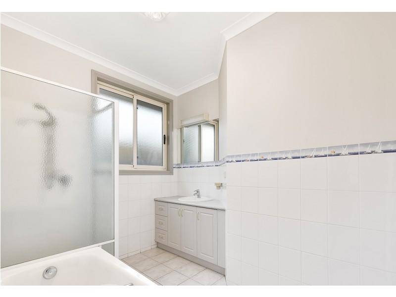 4 Enmore Close, Berwick VIC 3806