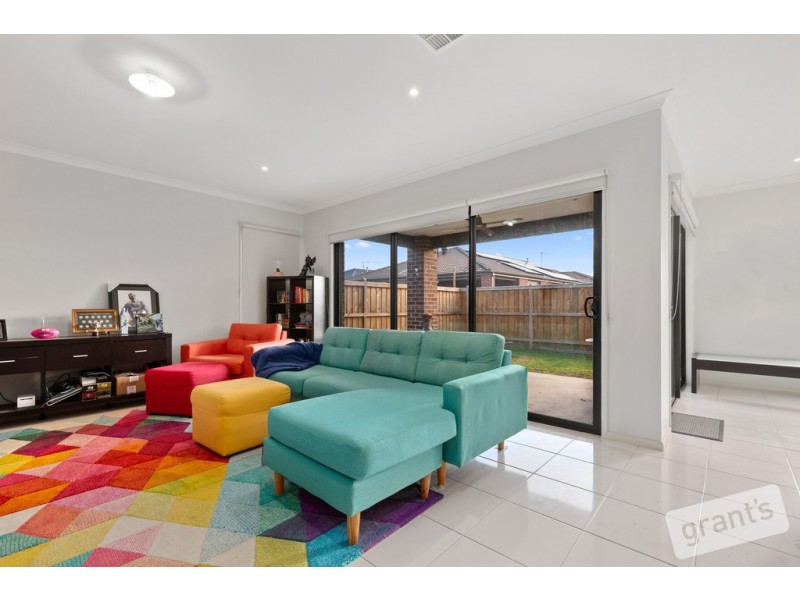 8 Clara Drive, Officer VIC 3809