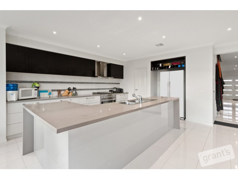 8 Clara Drive, Officer VIC 3809