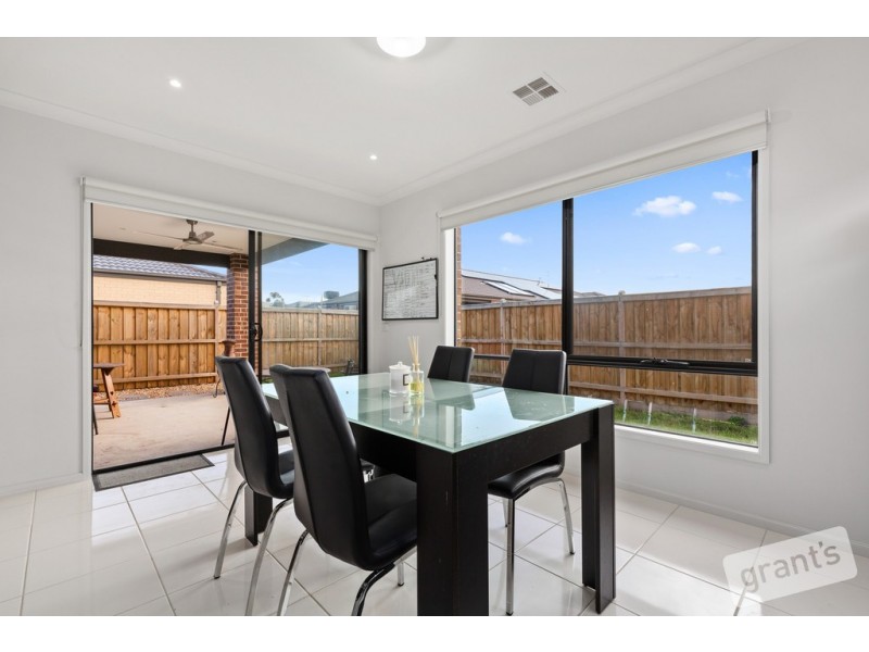 8 Clara Drive, Officer VIC 3809