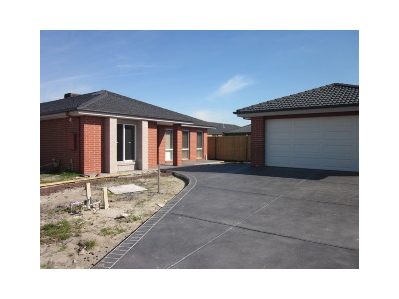 25 Charlbury Cres, Cranbourne North VIC 3977