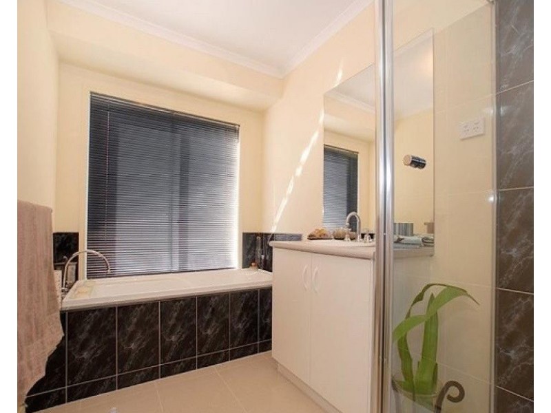 44 Bridgewater Blvd, Berwick VIC 3806