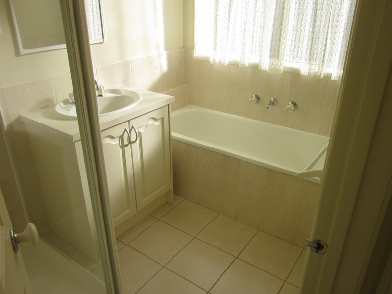 4 Canet Grove, Narre Warren South VIC 3805