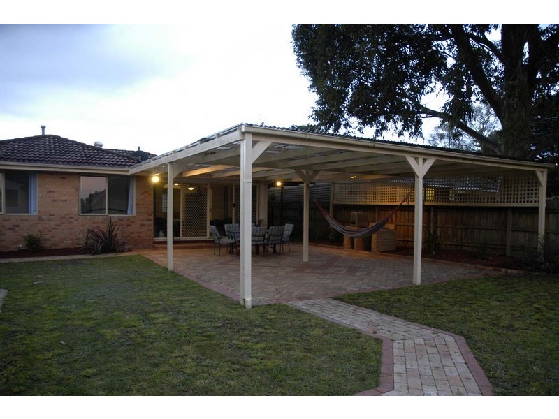 6 Bemersyde Drive, Berwick VIC 3806