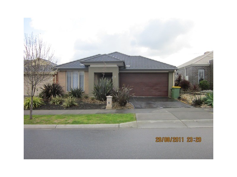 8 Joseph Banks Drive, Pakenham VIC 3810