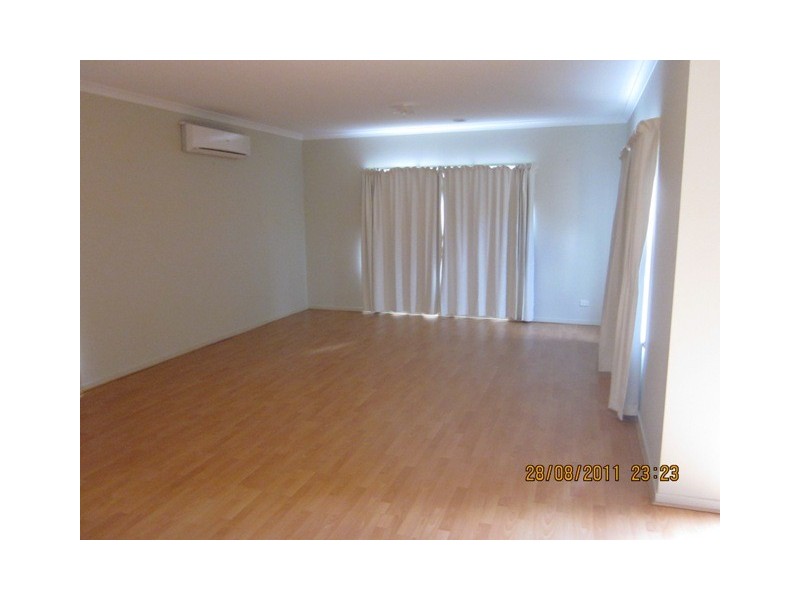 8 Joseph Banks Drive, Pakenham VIC 3810