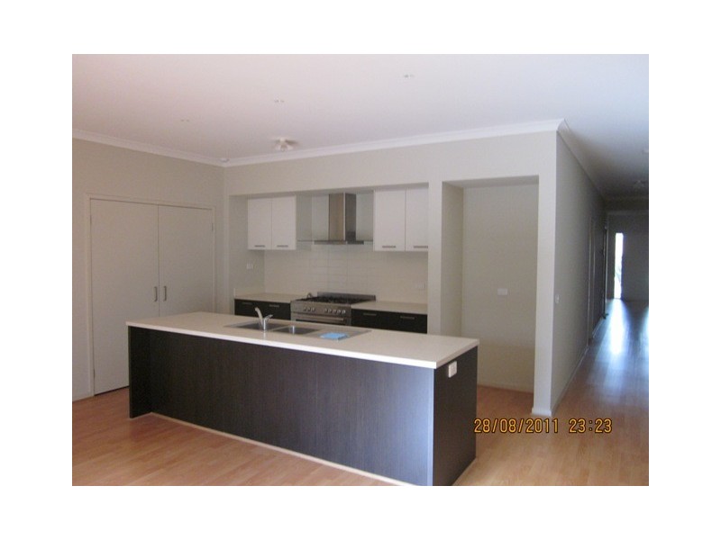 8 Joseph Banks Drive, Pakenham VIC 3810