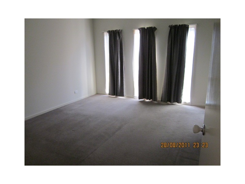 8 Joseph Banks Drive, Pakenham VIC 3810