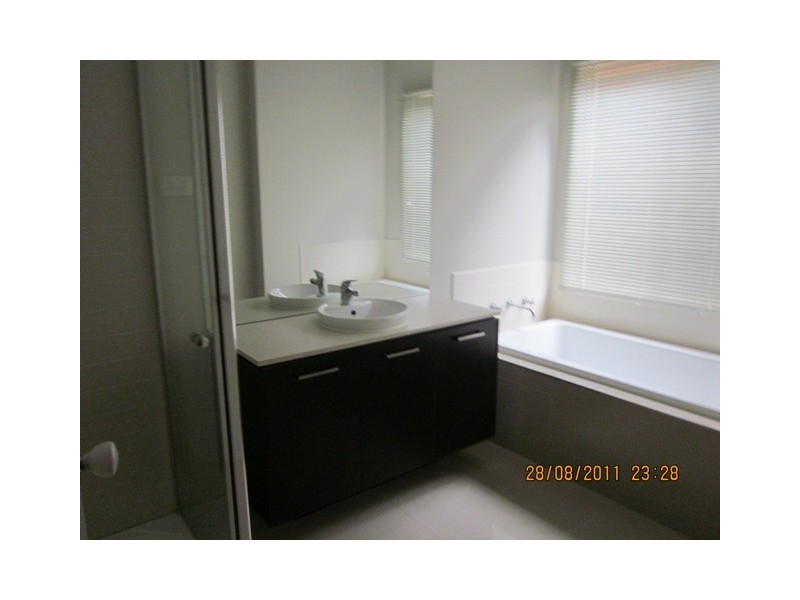 8 Joseph Banks Drive, Pakenham VIC 3810