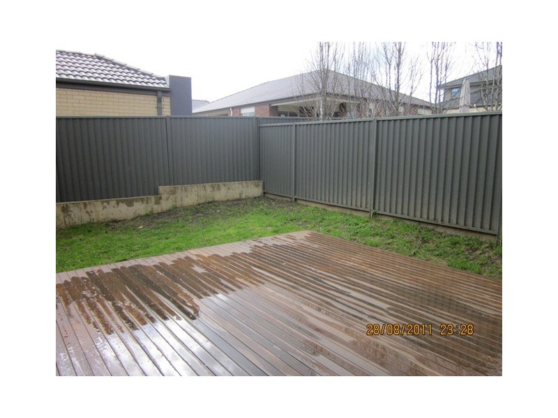 8 Joseph Banks Drive, Pakenham VIC 3810