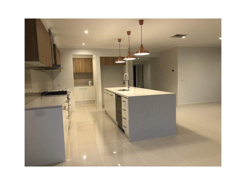 5 Arubi Avenue, Clyde North VIC 3978