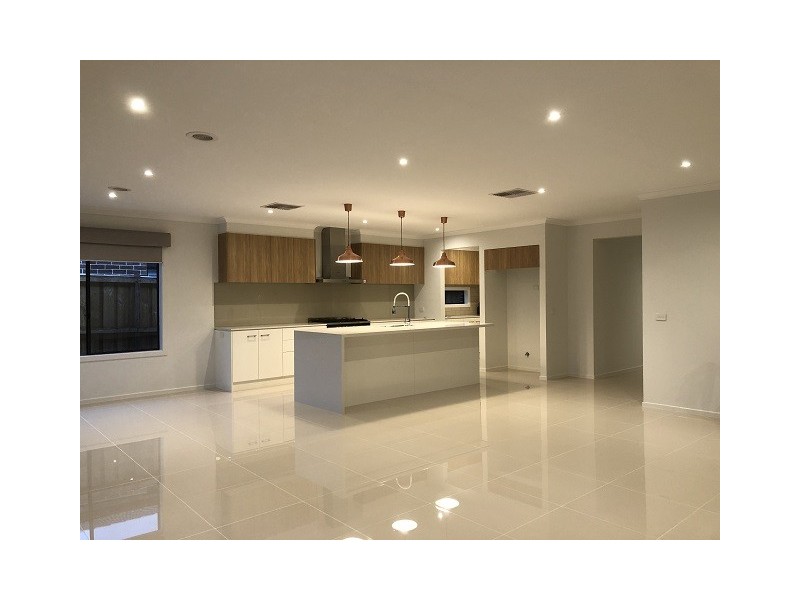 5 Arubi Avenue, Clyde North VIC 3978